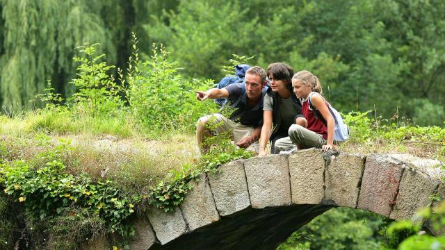 famille de randonneurs sur un pont